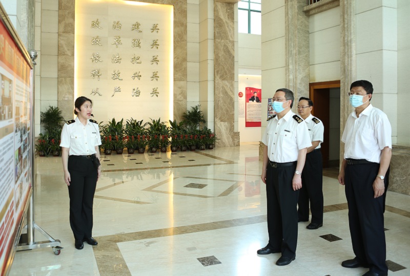 图为：胡伟听取海口海关工作情况介绍+琼关宣摄